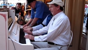 ¡Dos pianistas estaban tocando boogie woogie cuando uno de los espectadores hizo
